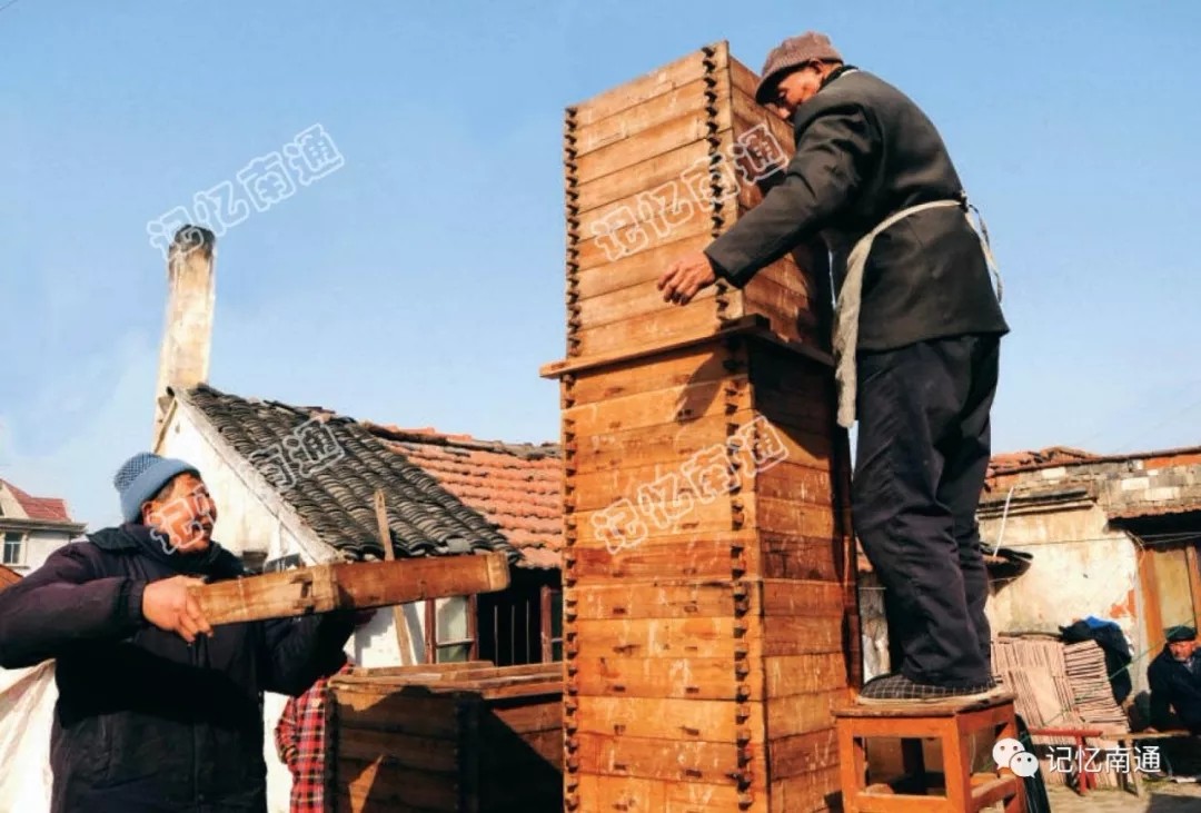 4高高摞起的屉笼里是老人为新年而备的馒头 卑多敏摄.webp.jpg 4高高摞起的屉笼里是老人为新年而备的馒头 卑多敏摄.webp.jpg