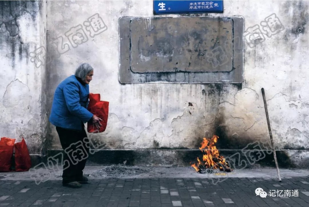 7寺街老人祭祖 朱瑶摄.webp.jpg 7寺街老人祭祖 朱瑶摄.webp.jpg