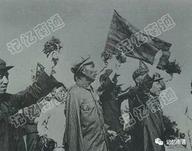 2、1949年南通市解放以后,华中九地委宣传部长孙卜菁(左)与华中九分区副司令员兼参谋长彭寿生(中)、南通地委书记王野翔(右)合影.webp.jpg 2、1949年南通市解放以后,华中九地委宣传部长孙卜菁(左)与华中九分区副司令员兼参谋长彭寿生(中)、南通地委书记王野翔(右)合影.webp.jpg