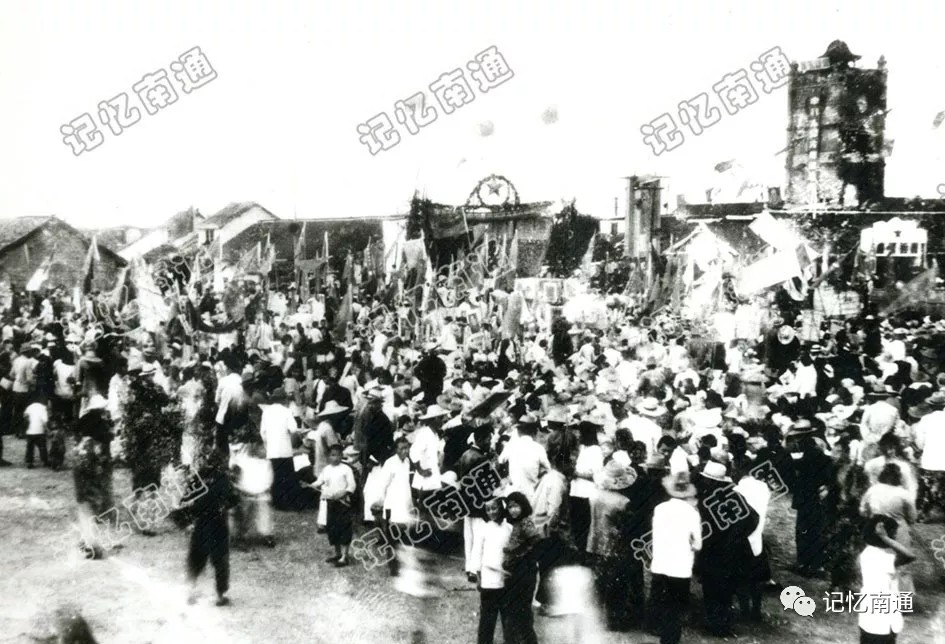 12三厂人民庆祝三厂解放的喜庆场景.webp.jpg 12三厂人民庆祝三厂解放的喜庆场景.webp.jpg